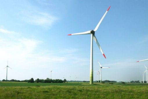 Turbinas eólicas gigantes possuem torres de aço e pás que chegam a mais de 73 metros de comprimento. Fonte: Freepik