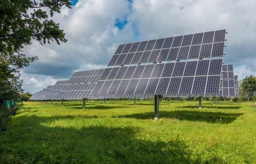 Placas solares duram até 25 anos e têm baixo custo de manutenção. Fonte: Pixabay