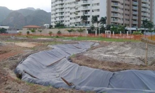 Utilização de manta geotêxtil Bidim para proteção de geomembrana em lago ornamental de condomínio no Rio de Janeiro – RJ. Fonte: Bidim